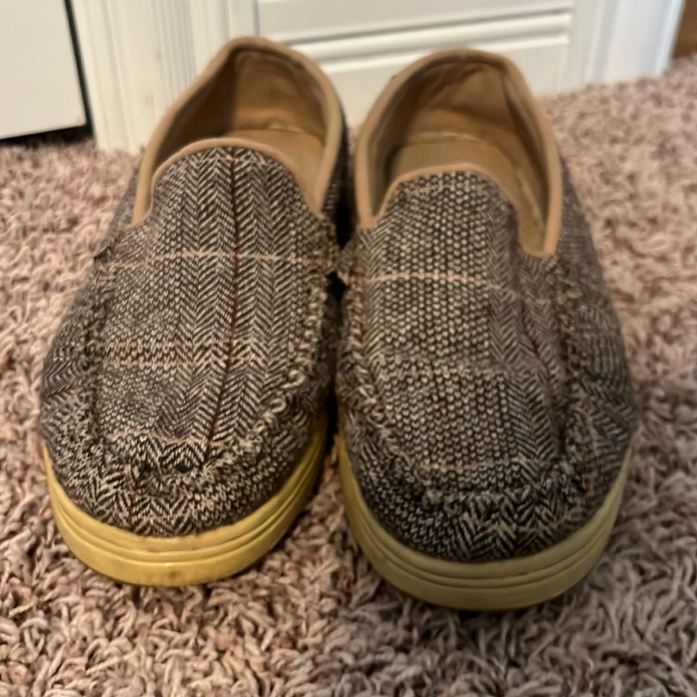 Globe brown/tan slip on Sz 11 good condition
